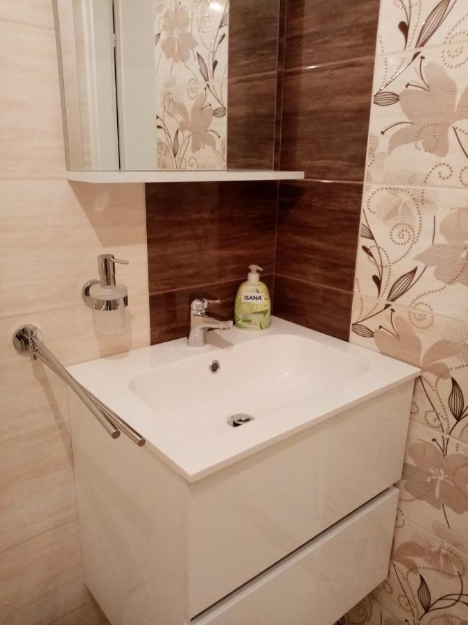 Eva Vendeghaz Villa Tata Bagian luar foto