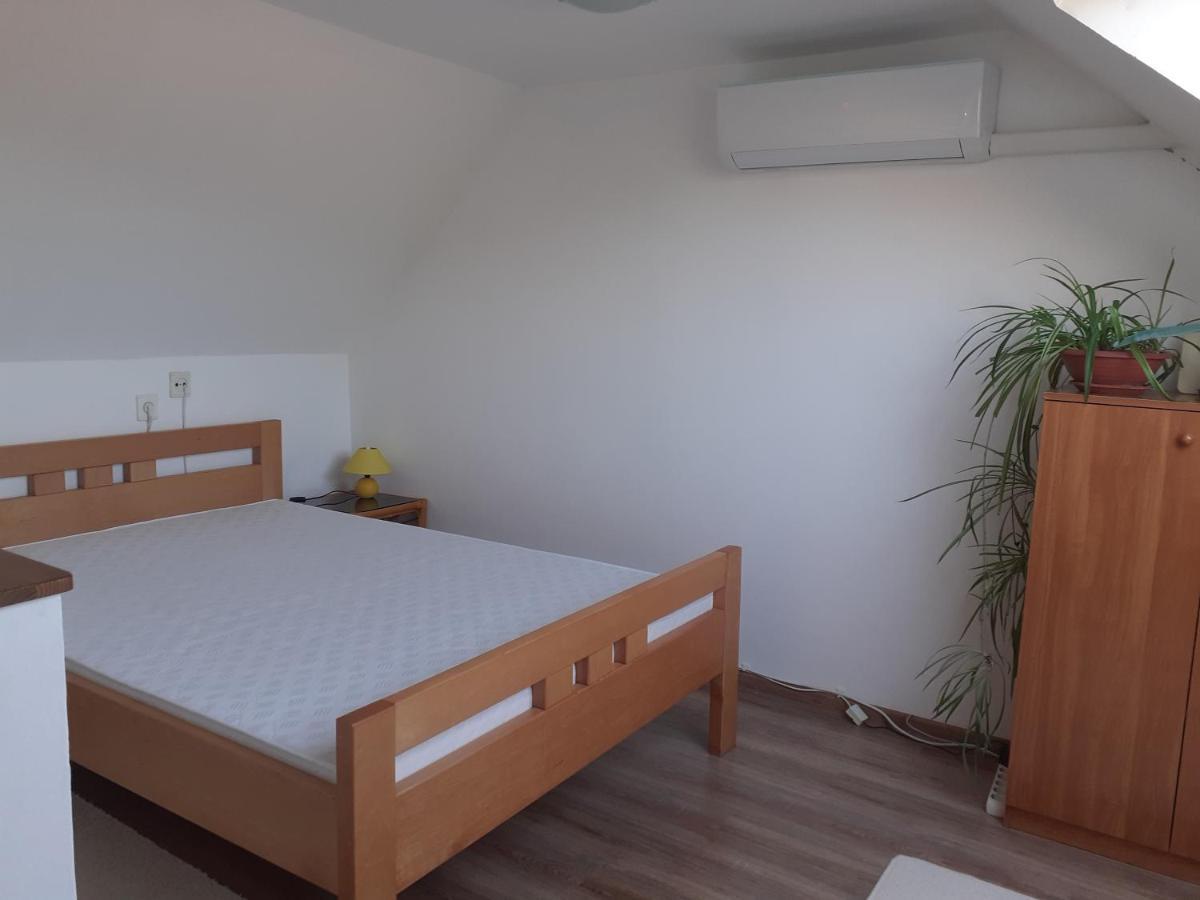 Eva Vendeghaz Villa Tata Bagian luar foto