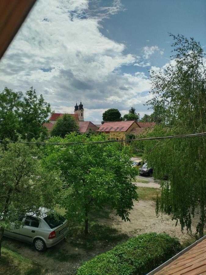 Eva Vendeghaz Villa Tata Bagian luar foto
