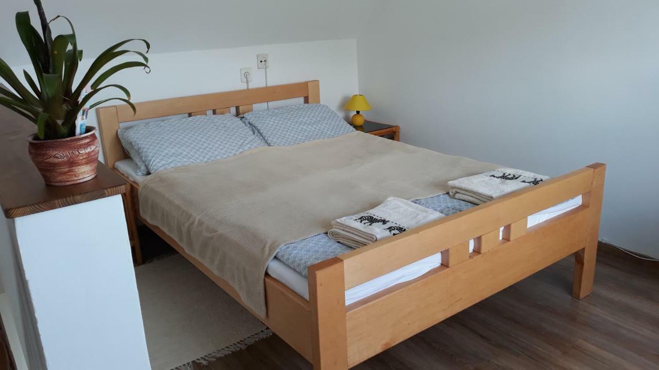 Eva Vendeghaz Villa Tata Bagian luar foto